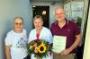 Heidrun Weigand (Mitte) wurde vom Christian Wokel, Leiter des Pflegeheims Klinger, für 50 Jahre Zugehörigkeit geehrt. Links ihre ehemalige Chefin Brunhilde Wokel