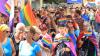 Die Regenbogenflagge steht für Vielfalt, Toleranz und Akzeptanz. Sie wurde 1978 vom Künstler Gilbert Baker entworfen. Bei der Demo 2024 war sie überall in der Kaufbeurer Altstadt zu sehen.