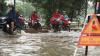 In Hanoi bahnten sich viele Motorradfahrer ihren Weg durch die Wassermassen.