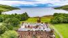 Kinloch Castle verfügt über sieben repräsentative Gesellschaftsräume und 20 Schlafzimmer. (Foto: Nest Marketing/NatureScot /PA Media/dpa)