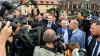 Zum Auftakt der Klausurtagung der Fraktionsspitzen von CDU/CSU und SPD auf der Alten Mainbrücke in Würzburg umringen Medienvertreter die Fraktionschefs Jens Spahn (CDU/CSU, links), Matthias Miersch (SPD, rechts) und CSU-Landesgruppenchef Alexander Hoffmann.