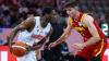 Spaniens Basketballer - hier Sergio De Larrea (r) gegen Georgiens Kamar Baldwi - kamen häufig zu spät. Spaniens Basketballer - hier Sergio De Larrea (r) gegen Georgiens Kamar Baldwi - kamen häufig zu spät.