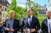 Zum Abschluss der Klausurtagung der Fraktionsspitzen von CDU/CSU und SPD in Würzburg sprachen Matthias Miersch (SPD, links), Jens Spahn (CDU, MItte) und Alexander Hoffmann mit Medienvertretern vor dem Hotel Rebstock.