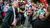 Tübingens Oberbürgermeister Boris Palmer (Parteilos, l) kommt zu seiner Diskussionsrunde mit dem AfD-Landesvorsitzendem Frohnmaier zum Austragungsort, der Hermann-Hepper-Halle, vor der eine Demonstration der Linken gegen die AfD stattfindet.