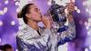 Ein Küsschen für den Pokal: Aryna Sabalenka ist in New York die Beste.