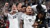 Deutschlands Spieler jubeln nach dem 3:1 von Florian Wirtz (Nr. 17).
