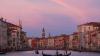 Glanz auf dem Canal Grande: Gondeln gleiten in den Sonnenuntergang
