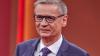 In einer neuen Folge von «Wer wird Millionär?» ist Moderator Günther Jauch mit Gehhilfen zu sehen. (Archivbild)