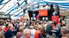 Bier und Blasmusik: Mal was anderes für den Politiker aus Bremen. Bier und Blasmusik: Mal was anderes für den Politiker aus Bremen.