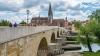 Die Steinerne Brücke führt über die Donau zur Altstadt von Regensburg. (Archivbild)