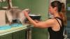Nadja Röder, Leiterin des Memminger Tierheims, bei der Betreuung einer Katze.