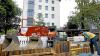 Kanalbauer sind am Sparkassenquartier bereits am Werk. Die Baustelle wird die Innenstadt über Jahre prägen. 