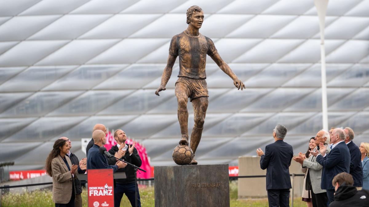 -Ein-St-ck-DNA-des-FC-Bayern-Statue-von-Franz-Beckenbauer-steht-nun-vor-der-Allianz-Arena