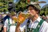 Ein Prost auf einen gelungenen Viehscheid-Tag in Oberstdorf. Dort spielte am Samstag das Wetter bestens mit.