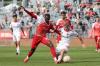 Kickers-Angreifer Tarsis Bonga (links) wird von Nürnergs Eric Porstner gestoppt.