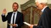 Dr. Josef Dobler (rechts) vereidigte den neuen Ersten Bürgermeister der Marktgemeinde Legau, Thomas Heinle. 