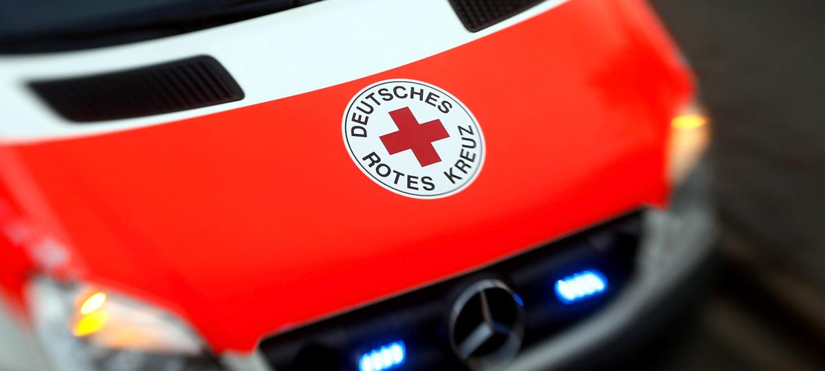 Unfall im Einsatz: Rettungswagen stößt gegen Auto und durchbricht Zaun in Heinrichsheim