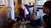 US-Präsident Donald Trump spricht mit Reportern nach seinem Abflug aus dem Vereinigten Königreich an Bord der Air Force One.