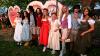 Leni Klum (l-r), Kayla Betulius, Henry Samuel, Tom Kaulitz, Heidi Klum, Erna Klum, Bill Kaulitz, Johan Samuel und Lou Klum stehen im Innenhof des Hofbräuhauses beim Heidi Klums "HeidiFest". 
