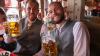Die Bayern auf dem Oktoberfest: Hier stoßen Harry Kane (l) und Konrad Laimer an.
