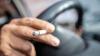 Im Auto ist die gesundheitliche Belastung durch das Passivrauchen besonders hoch. Mit einer Gesetzesänderung sollen minderjährige Mitfahrer nun davor geschützt werden. 