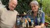 Familienfoto gleich nach dem Gewinn der Basketball-Europameisterschaft: Mit Stolz betrachten die Großeltern von Tristan und Oscar da Silva, Margarete und Peter Steinbach, das Foto, das auch Schwiegersohn Valdemar und Tochter Christine zeigt. Es hat im Wohnzimmer ihres Hauses in Marktoberdorf einen Ehrenplatz. 