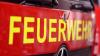 Die Feuerwehr muss einen Lkw-Fahrer aus dem Führerhaus schneiden. (Archivbild)