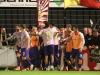 Würzburger Jubeltraube: Die Kickers feiern Peter Kurzwegs 1:0 beim 2:1-Sieg in Hankofen. 