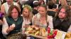 Jürgen Drews (l.) ist auf dem Oktoberfest zu Gast.