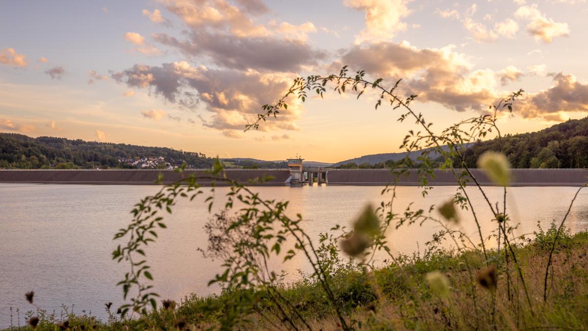 Stausee Icon Bad Soden-Salmünster: Ausflugstipp am Kinzig-Stausee für den Herbst ...