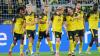 Zurück bei den Teamkollegen auf dem Platz: Nico Schlotterbeck (2.v.l)