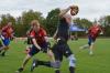 Statt zu tackeln werden beim Flagfootball Bänder des Gegners vom Gürtel abgezogen.