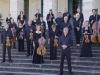 Das Bayerische Kammerorchester Bad Brückenau mit seinem Chefdirigenten Sebastian Tewinkel (vorne).