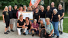 Natalie Müller, zweite Vorsitzende des Förderkreises mit Organisatorin Angelika Wicke und weiteren Vertretern der Cheerful Stompers freut sich über die Spende.