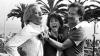 Claudia Cardinale 1982 bei den Filmfestspielen von Cannes mit Klaus Kinski und Werner Herzog.
