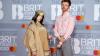 Der Bruder von Popstar Billie Eilish (links), der Musiker Finneas O'Connell, hat sich verlobt. (Archivbild)
