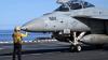 Bei der Nato-Übung «Neptun Strike 25» in der Nordsee vor Norwegen wird ein Kampfflugzeug auf dem US-Flugzeugträger USS Gerald R. Ford in Position gebracht.