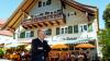 Professor Werner Mang vor dem Café-Restaurant „Sonne“ – das Herzstück des altehrwürdigen Gebäudes.