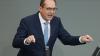 Bundesinnenminister Alexander Dobrindt (CSU) will sich verstärkt um  unerlaubte Drohnenüberflüge kümmern.