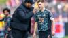 Für Trainer Vincent Kompany (l) ist Joshua Kimmich während der Spiele ein zentraler Ansprechpartner.