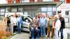 Gruppenbild mit Paule: Ab 1. Oktober sind die ersten Fahrten mit dem Bürgermobil. Das Fahrzeug, steht bereit, ebenso die Fahrer, Fahrerinnen und Koordinatorinnen. Im Bild die Vereinsvorsitzende Bärbel Schmid (hellblaue Jacke neben dem Schriftzug) Kassier Andreas Hauber (im Rollstuhl), sowie rechts hinter ihm die stellvertretende Vorsitzende Kathrin Garloff, dazu einige der künftigen Fahrerinnen, Fahrer und Koordinatorinnen.