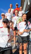Das Team zeigt sich stolz: Sophia Erber, Sarah Bräu, Marlene Schmalz, Trainer Elmar Garbatscheck (links von unten nach oben), Mohan Liu, Elisa Heckel, Yuge Liu und Betreuer Ruozong Liu (rechts von unten nach oben). 