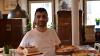 Suljman Mezdi übernimmt in der Osteria Rose in Lohr Überstunden im Service selbst.