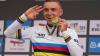 Dreimal Gold im Zeitfahren nacheinander: Der Belgier Evenepoel feiert seinen Sieg im Zeitfahren in Ruanda.