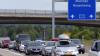 Der Stau auf der A7 entsteht regelmäßig durch die Blockabfertigung am Grenztunnel bei Füssen. (Archivbild)