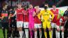 Nach seinem Zusammenbruch im Spiel des NEC Nijmegen beim AZ Alkmaar schützten die Spieler beide Mannschaften Bas Dost vor Blicken. (Archivbild)
