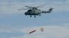 Ein Hubschrauber der südkoreanischen Marine wirft während einer Übung vor der südkoreanischen Küste bei Busan einen Torpedo ab.