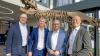 Ein Tyrannosaurus Rex schmückt das neue Foyer der Firma Scaltel in Waltenhofen, die über drei Millionen Euro in den Firmensitz investiert hat. Bei der Eröffnung (von links): Landtagsvizepräsident Alexander Hold, Geschäftsführer Joachim Skala, Digitalminister Fabian Mehring und Geschäftsführer Christian Skala.