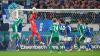 Keine Gefahr für Schalke-Keeper Karius.