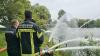 Mit Spezialtechnik wirbelte die Feuerwehr Karlsruhe das Wasser im Knielinger Natursee auf, um es mit Sauerstoff anzureichern.